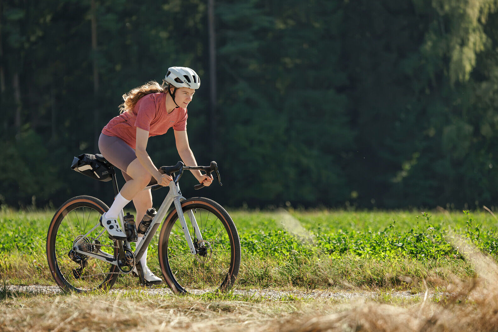 CUBE Gravelbike auf einer Schotterstrasse