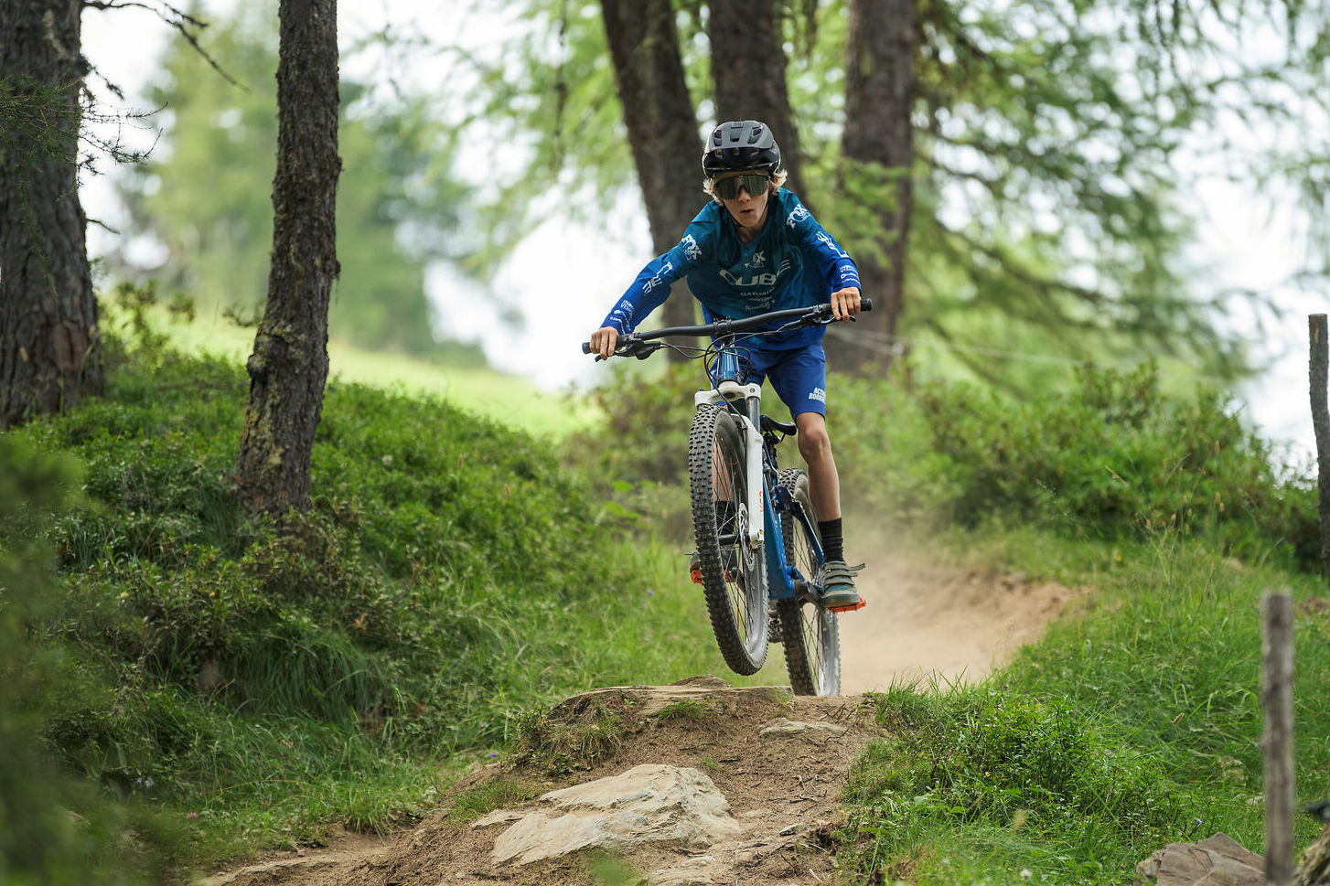 Kind auf einem CUBE Kinder-Mountainbike